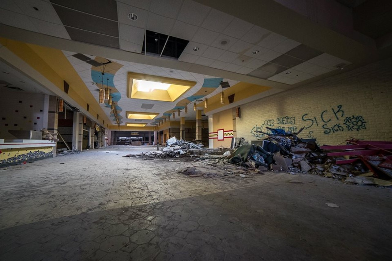 12 Eerie Photos of the Randall Park Mall