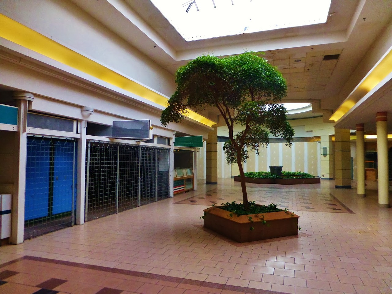 15 Photos of the Abandoned Canton Centre Mall