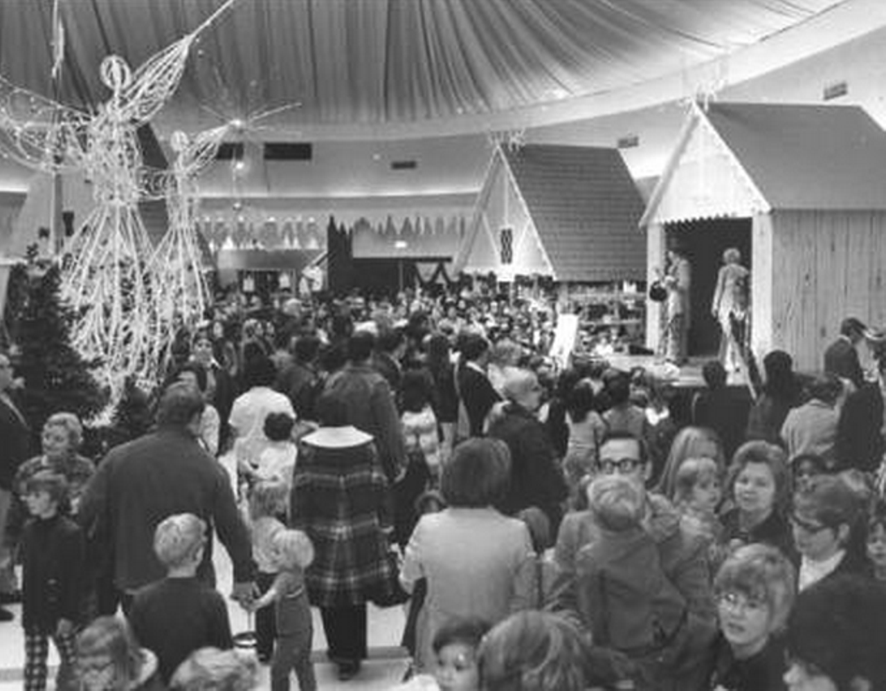 Christmas shoppers wade through Higbee's, 1973.