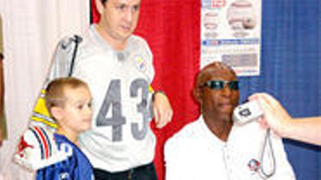Eric Dickerson was kind enough to pose for a photo. He was not kind enough to stand or take off his shades.