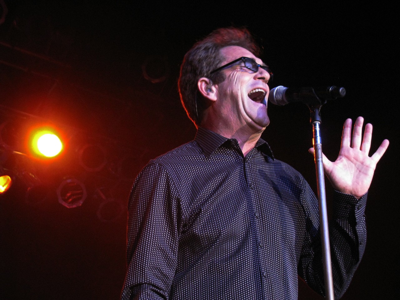 Huey Lewis & the News performing last night at Hard Rock Live