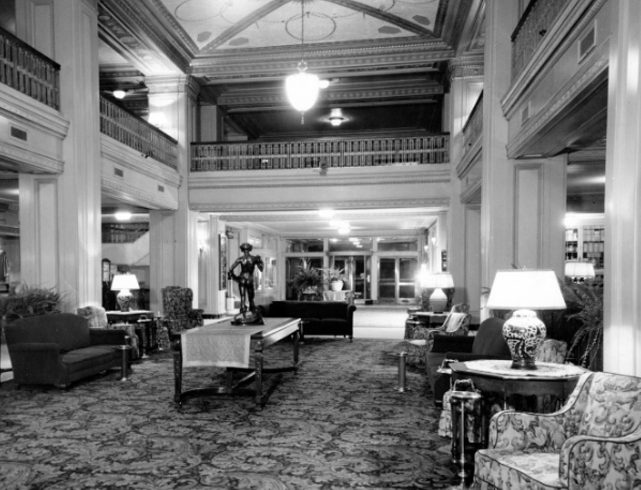 The lobby of the Hotel Winton.