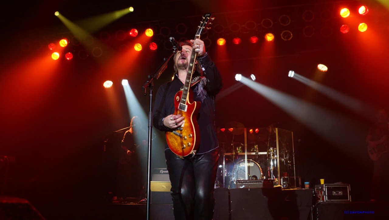 Travis Tritt and Lyndsey Highlander performing at Hard Rock Live