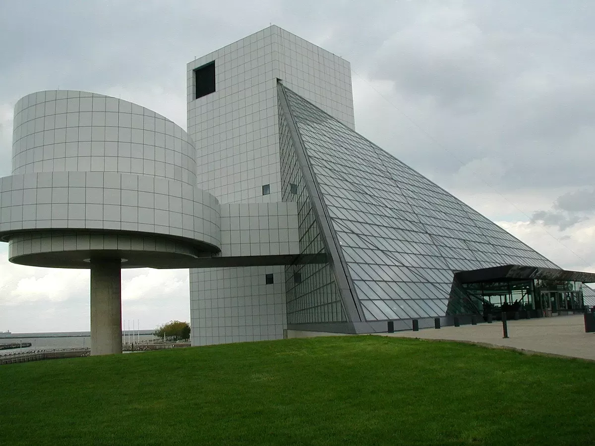 rock_and_roll_hall_of_fame_2003-2_wiki.webp