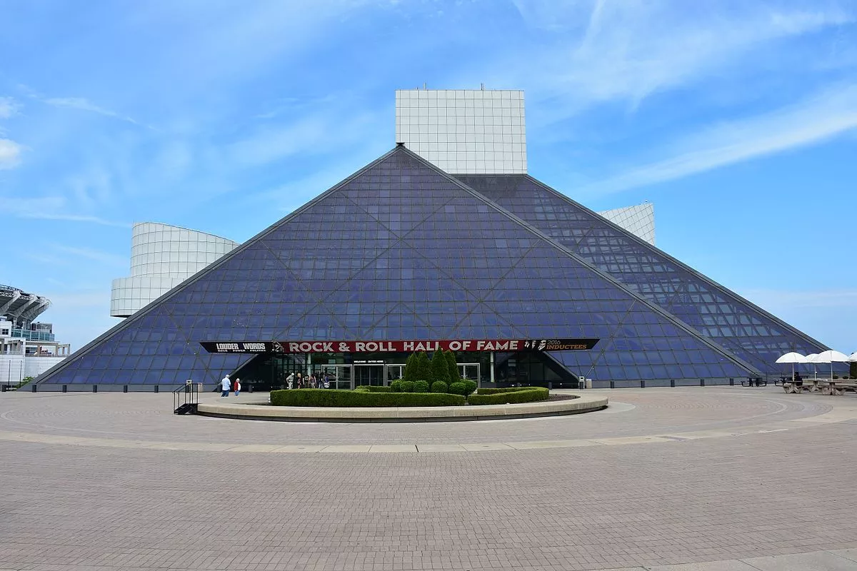 rock_and_roll_hall_of_fame_may_2016_wiki.webp