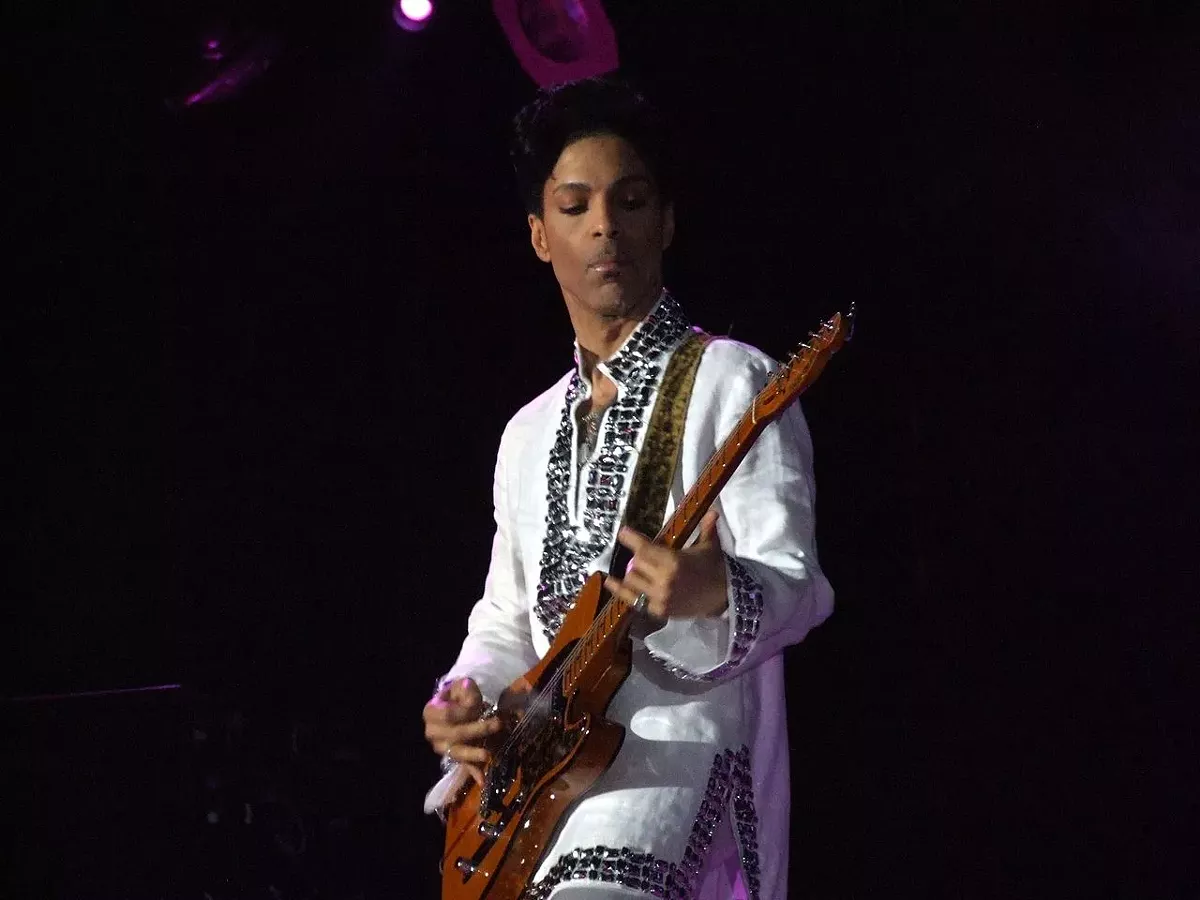 1280px-prince_at_coachella.webp