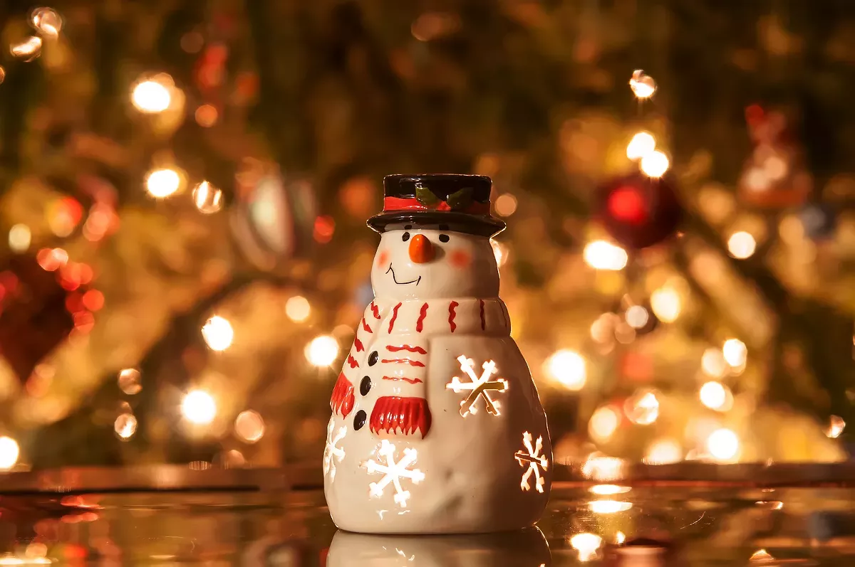 christmas_candle_snowman_with_lights_wiki.webp