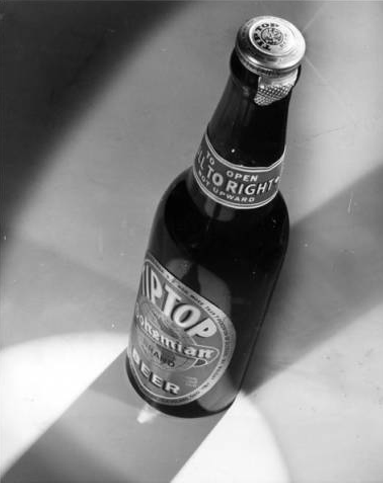 When Sunrise Brewing fazed out in 1939, Tip Top Brewing briefly took its place before being bought out by Carling Brewing Company. The above photo features Tip Top's new aluminum tear-off cap.