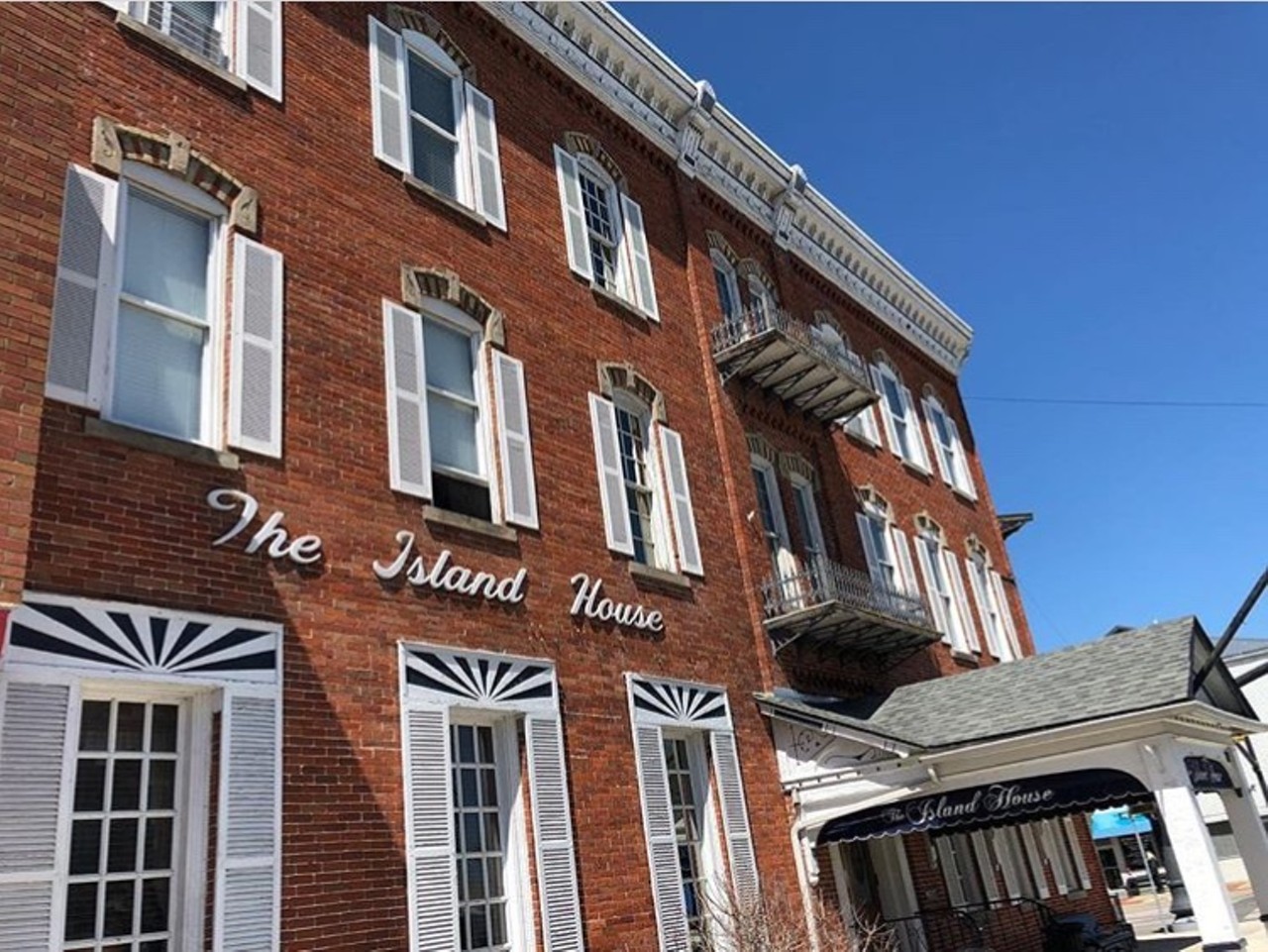 Island House Hotel 
102 N Madison St., Port Clinton
One of the most historic hotels in the state, Island House Hotel is located right by the shores of Lake Erie, and is not that far from Ohio favorites, such as Cedar Point and Put N&#146; Bay. For those who are planning to stay for a longer duration, the hotel offers various extended stay suites with full size kitchens. 
Photo via Patrickshepherd/Instagram
