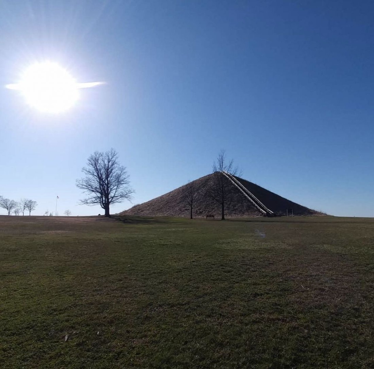  The Miamisburg Mound
Just outside of the Cincinnati, the Miamisburg Mound is one of the two largest conical mounds in eastern North America. Built by the Adena people in what historians best estimates say was around 1000 to 200 BC, the mound was used as a burial ground, but many facts about the mound remain unknown. The mound is 65-feet-tall and 800-feet-wide.
Photo via @CallieVZ/Instagram