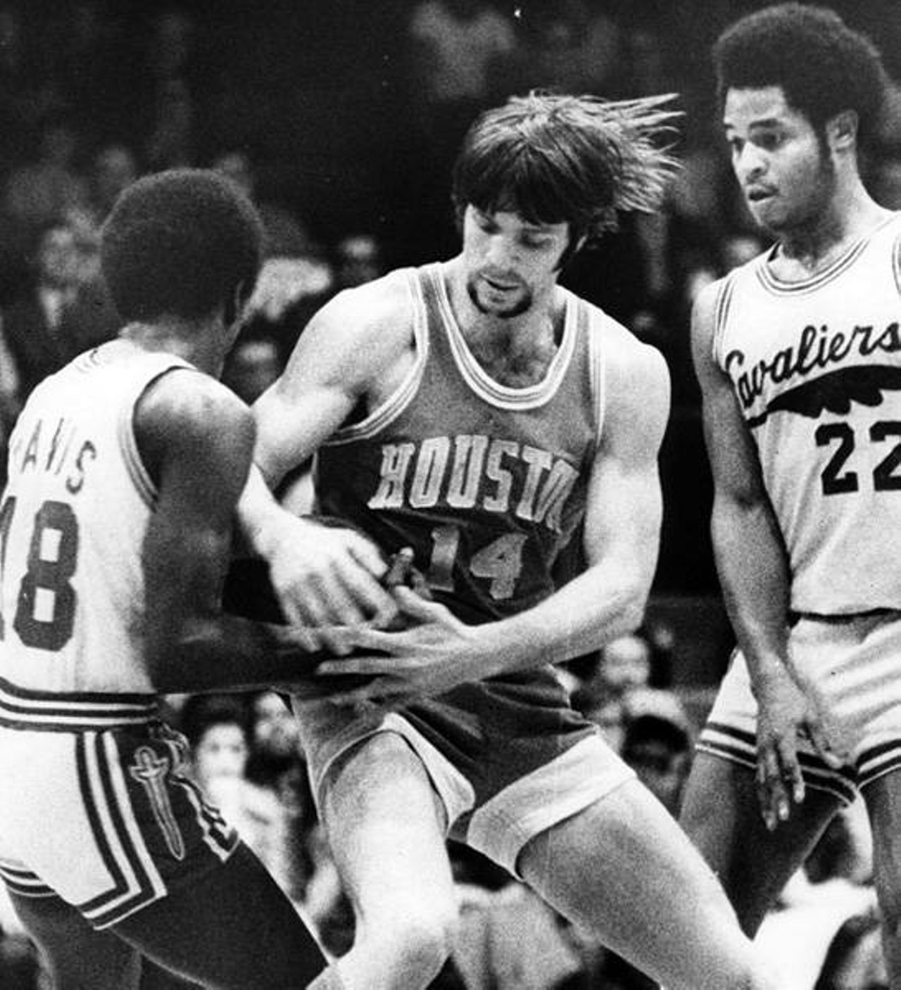 Charlie Davis (L) and Mike Newlin fight for the ball as Austin Carr watches (1971)