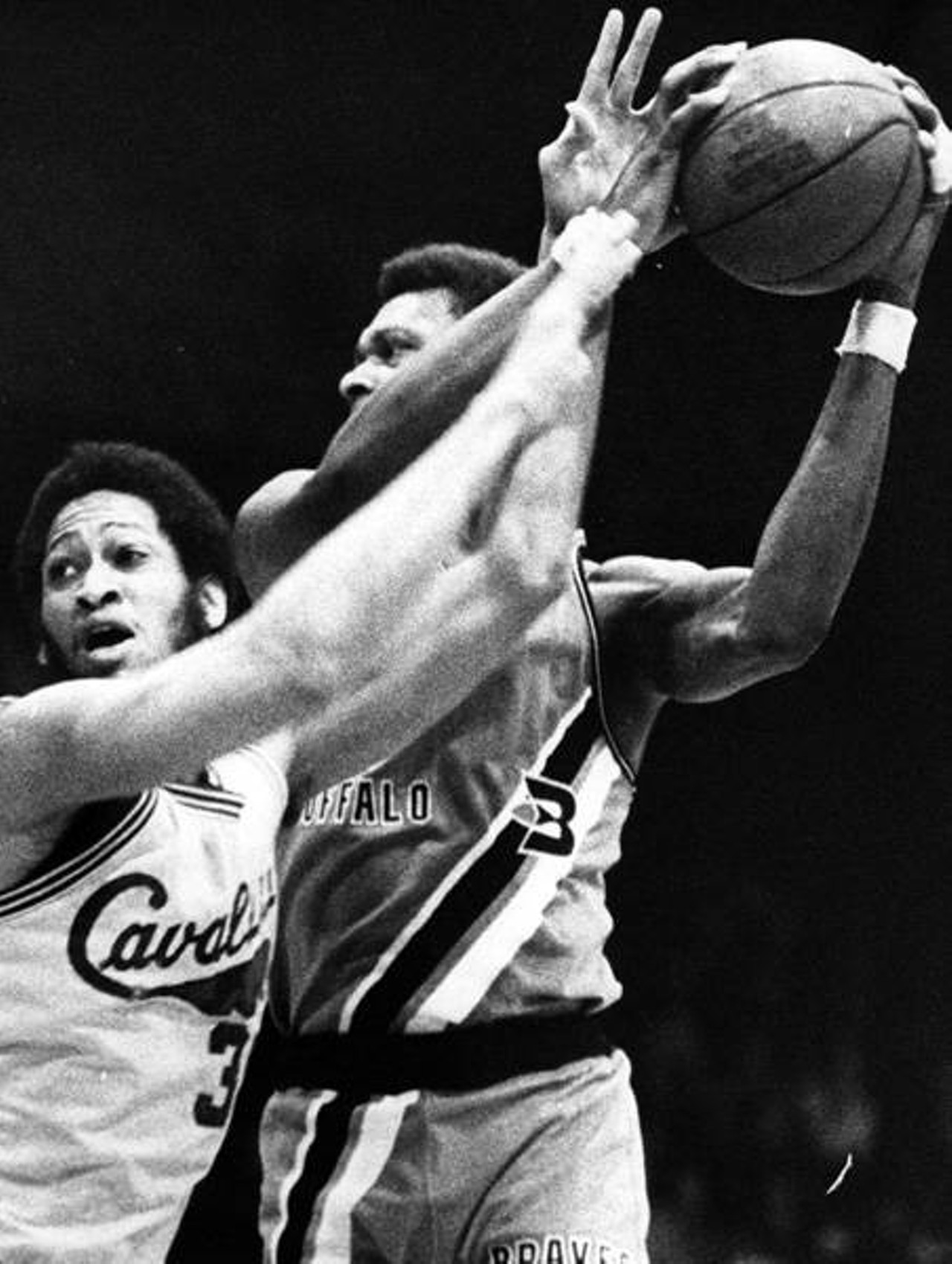 Frustrated Rick Roberson of the Cleveland Cavaliers can't reach ball held by Buffalo's Elmore Smith (1971)