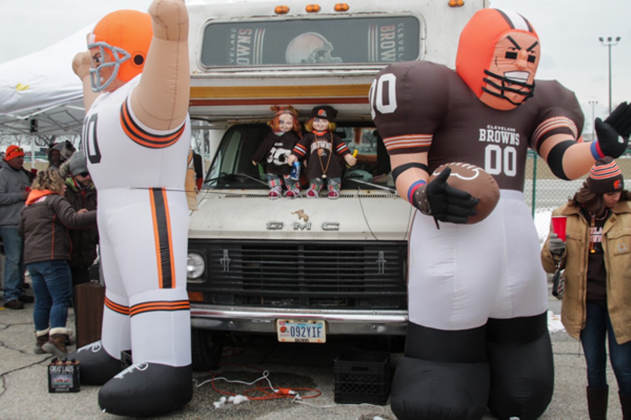 31 Photos of Clevelanders Tailgating Yesterday's Browns Game at the Muni Lot, Cleveland