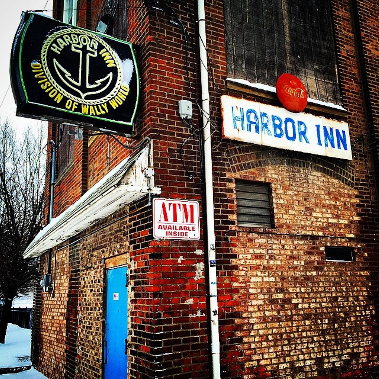  Drink at the Harbor Inn
It's Cleveland's oldest bar, which is reason enough to go there for a beer and a shot. But the Harbor Inn also remains one of Cleveland's best bars. Once populated by longshoremen and the blue-collar lot, the Harbor now serves those folks and many more.
Photo viajency312/Instagram
