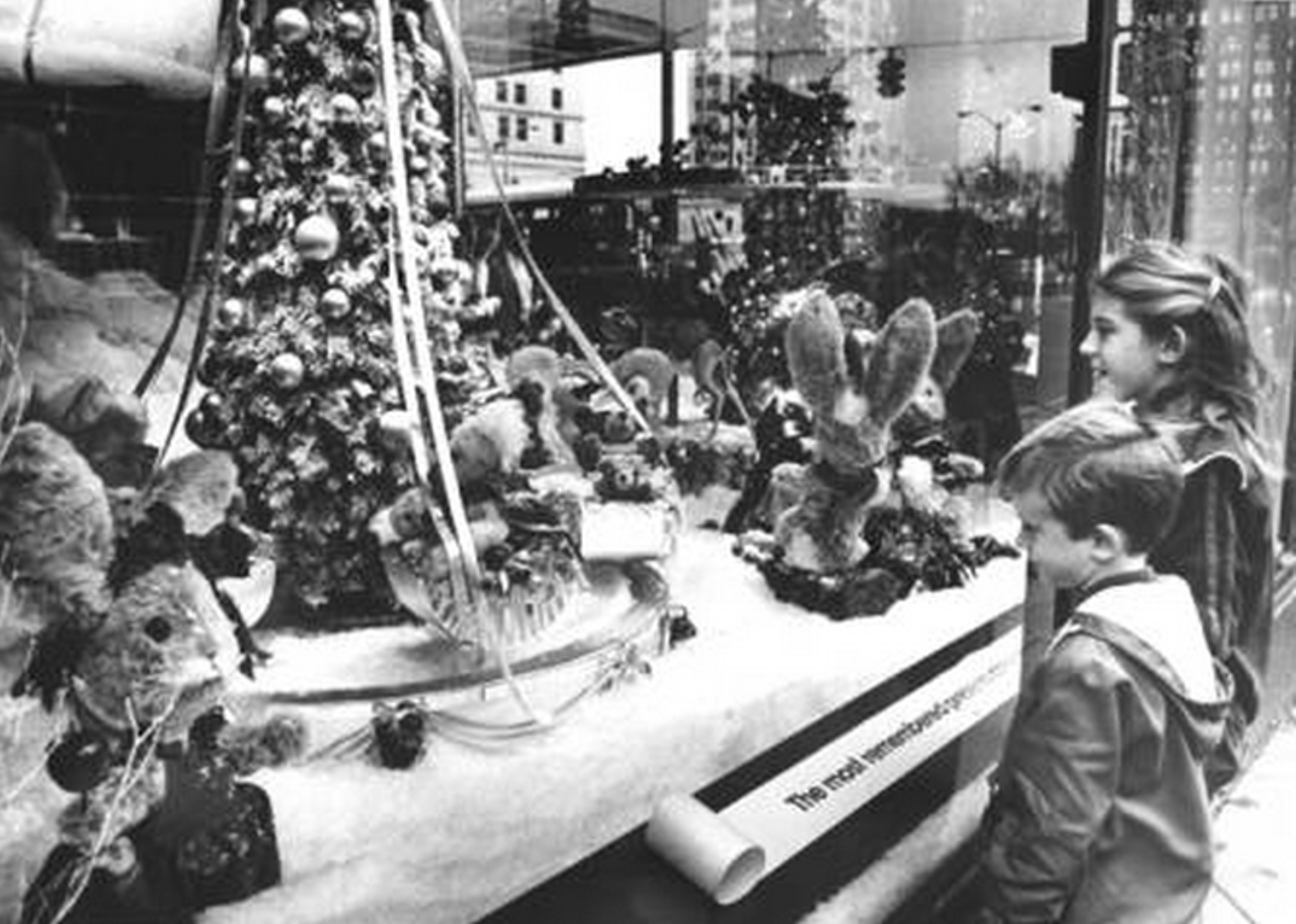 Children peer in at the Higbee's Christmas window display, 1980.