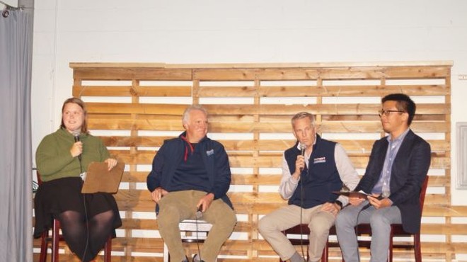 Chris Ronayne (left center) and Lee Weingart (right center) speaking to the Goldhorn Brewery crowd at a public transportation forum, (10/13/22).