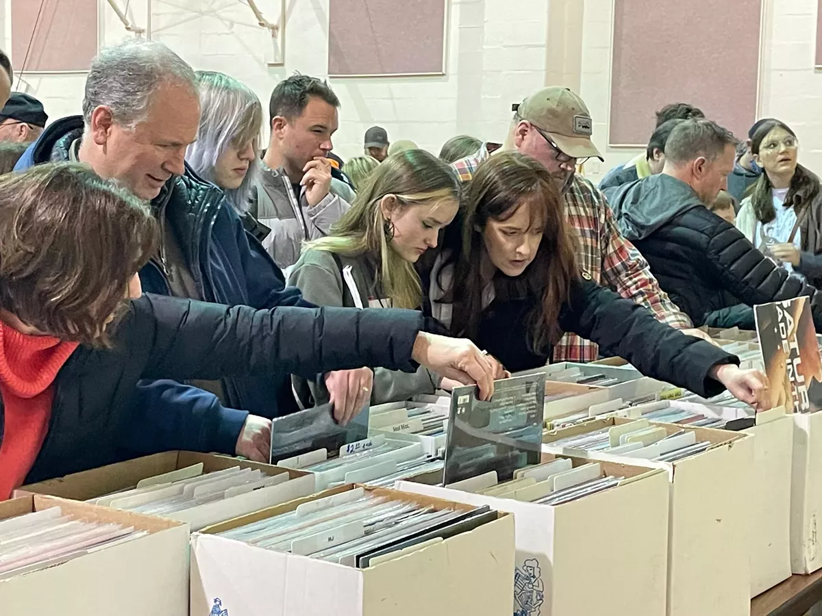 Vinyl diggers DIGGING ! Don't miss the fun!