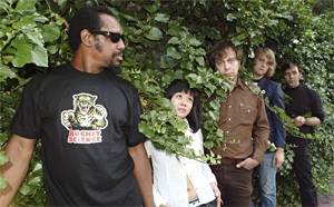 The Dirtbombs, with some totally clingy foliage.