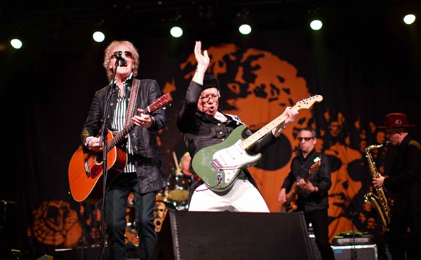 Mott the Hoople Capably Revisits Its Musical Heyday at Sold-Out Show at the Cleveland Masonic