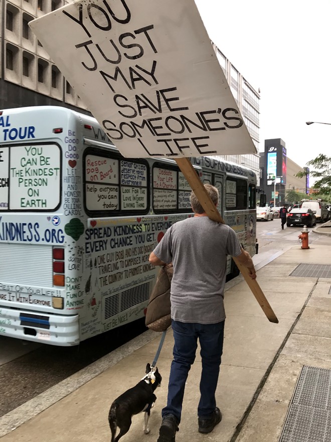 One Clevelander Spreads Kindness Across the Country, With the Help of a Bus, a Dog and a Bunch of Signs (5)