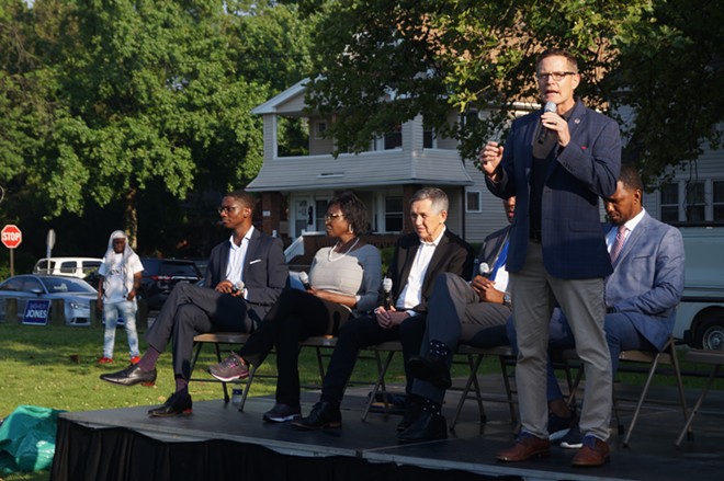 Kevin Kelley speaks at Jefferson Park mayoral forum, (7/8/21). - Sam Allard / Scene