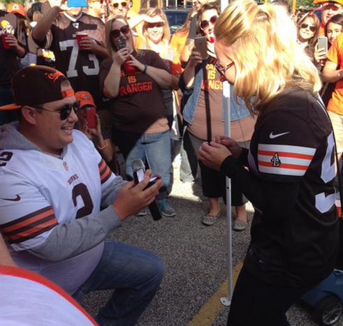 VIDEO: Cleveland Browns Fans Get Engaged in the Muni Lot on Sunday