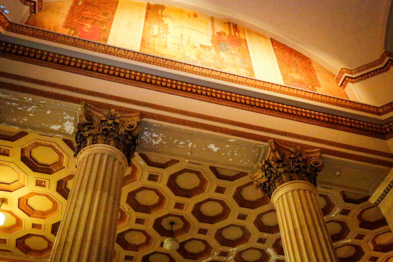 925's Corinthian columns extend to highlight one of the murals by Jules Guerin, an artist who also painted similar murals at the Lincoln Memorial in Washington, D.C.