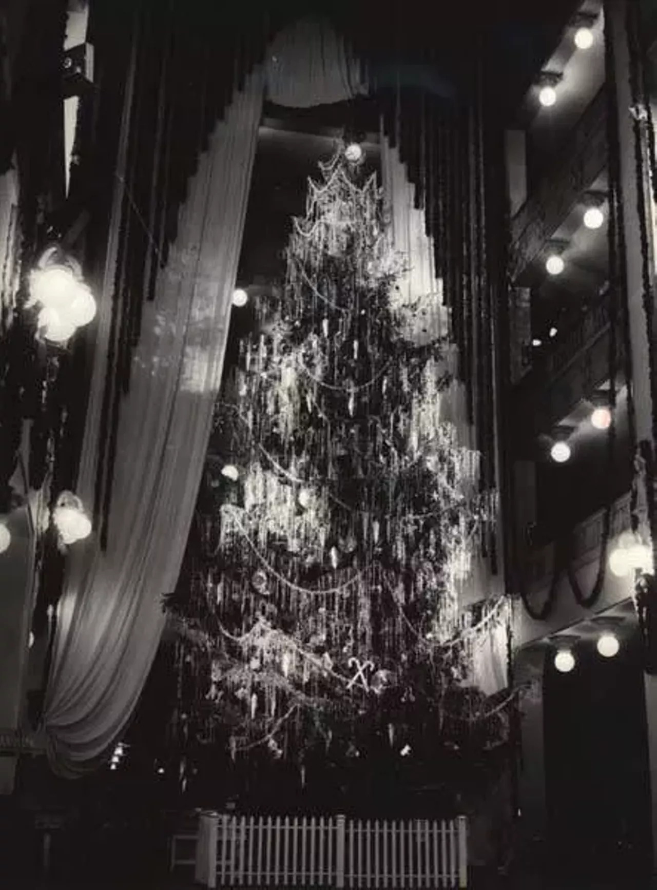Vintage Photos of Christmas in Cleveland Throughout the 20th Century ...